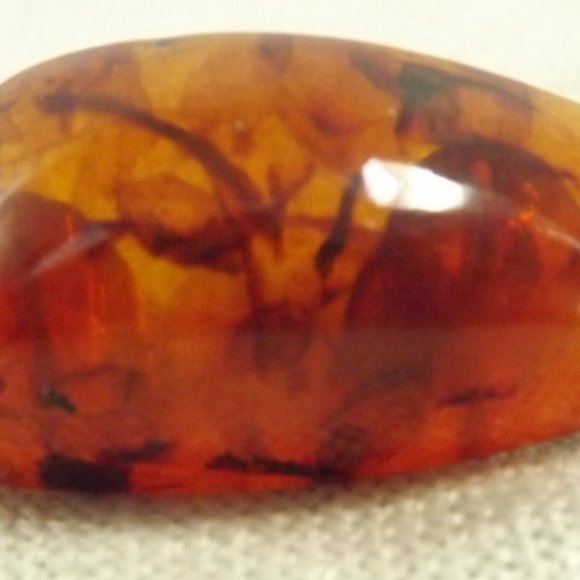 One-of-a-Kind Vintage Amber Brooch with Occlusions - Picture 2 of 10